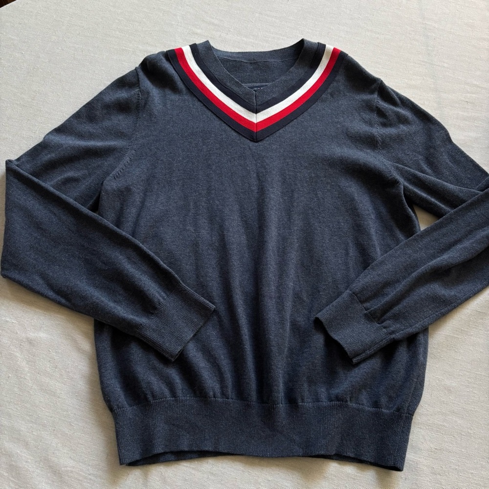 NWOT Tommy Hilfiger Navy V-Neck Sweater Men’s M